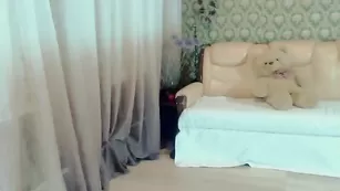 Пылкая самка Alinn1 отсосала стеклянный хуй