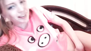 Сисястая малышка valery_shy нежно мастурбирует пизду