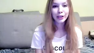 Грудастая куколка PrettyGirl14 танцует стриптиз