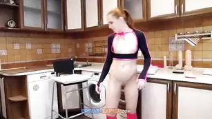 Дрянная сучка Foxy-Slut трахает письку на кухне