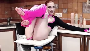 Дрянная сучка Foxy-Slut трахает письку на кухне