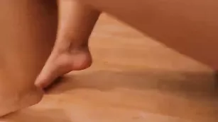 Грудастая принцесса natalinaxxx раздевается и дрочит киску