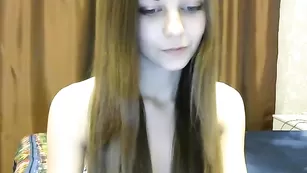 Симпатичная малышка RoyalLove позирует голой