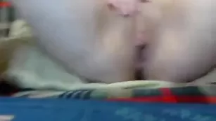 Крошка fckthepolice0 сосет член и занимается фистингом