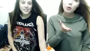 Повезло! Красивые девочки на спор показали в прямом эфире голую грудь