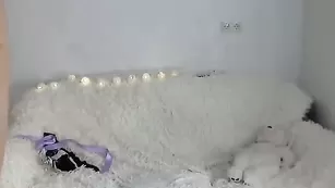 Черноволосая самка трахает себя пальчиками Ashleybulgari