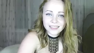 Озорная шмара Sweet_Lexi мастурбирует сочную киску