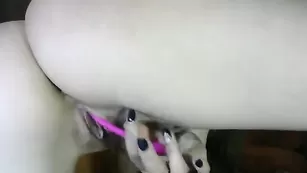 Пикантная сучка Sweet_Lexi ласкает половые губки