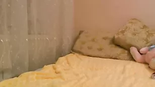 Пышногрудая деваха mallishka писает в блюдце