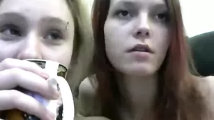 Милая телочка Adelais_kiss отсасывает хуй с подругой