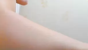Нежная куколка sexxxydoll присунула в очко страпон
