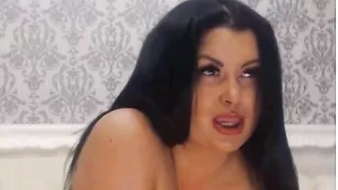 Знойная брюнетка Tammila ласкает большие сиськи