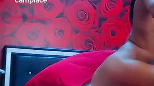 Русская шалава RussianAlissa дрочит писю страпоном