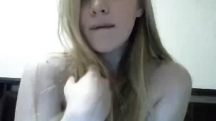 Шикарная кобыла Avril_Lucky показывает писечку