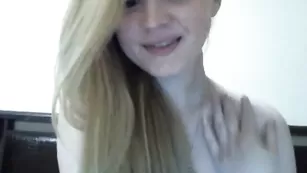 Шикарная кобыла Avril_Lucky показывает писечку