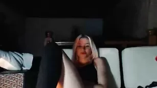 Пошлая блонди XmilanaX долбится секс игрушкой