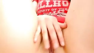 Пошлая сучка Mayaa_Velarde теребит киску