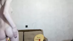 Симпатичная EmmaBraun развлекается с вибратором
