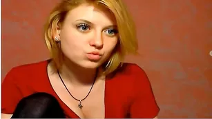 Белобрысая шмара pussygirl2 страстно дрочит пизду