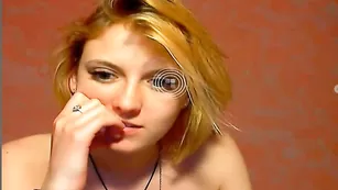 Белобрысая шмара pussygirl2 страстно дрочит пизду