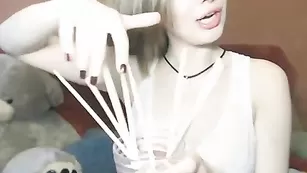 Кокетливая самка EkLerki болтает во фри