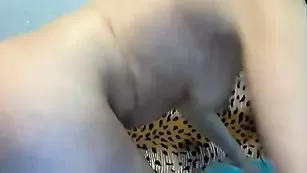 Пикантная нимфа FoxysLove делает минет