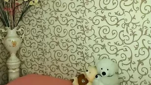 Темноволосая lassiegirl снимает трусики