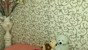 Темноволосая lassiegirl снимает трусики