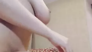 Горячая шкура K_I_S_A трахает дырочки пальчиками