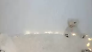 Сексуальная малышка kubinka раздевается и дрочит пизду