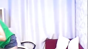 Российская шлендра chaturbate ласкает красивые сиськи