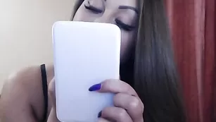 Аппетитная сучка HOTGIRL4U трахает писечку