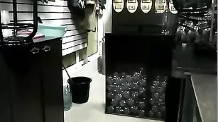 Порочная шалава BEERkaaa снимает платье в привате