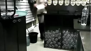 Порочная шалава BEERkaaa снимает платье в привате