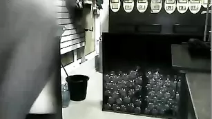 Порочная шалава BEERkaaa снимает платье в привате