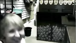 Порочная шалава BEERkaaa снимает платье в привате