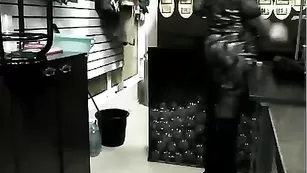 Порочная шалава BEERkaaa снимает платье в привате