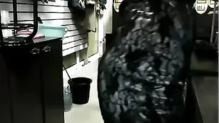 Порочная шалава BEERkaaa снимает платье в привате