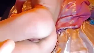 Пышногрудая realbarbie трахает половые губки