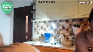 Смазливая телка carolinecandy делает куни подружке