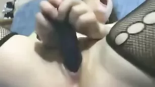 Изящная краля LolaSexyGirl трахает пизду фаллосом