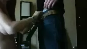 Сисястая красотка отсасывает член