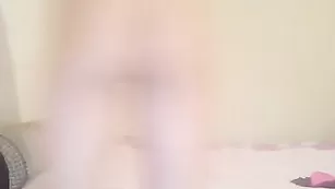 Пышногрудая бестия Jasmine1995 блаженно раздевается