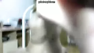 Сексапильная девочка SexGirlSweet мастурбирует бритую киску