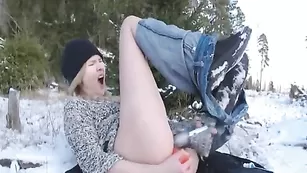 Горячая самка трахает обе дырки в зимнем лесу