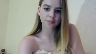 Похотливая блондинка PrincessPri мастурбирует дырочки