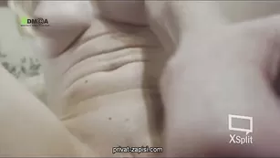 Белобрысая сучка AdelPlesureFk трахает пизденку