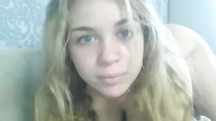 Пышногрудая Sweet-cobra ласкает бритую пизду