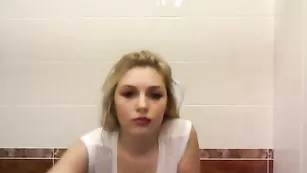 Сексапильная краля Elenakissa ласкает пышные сиськи