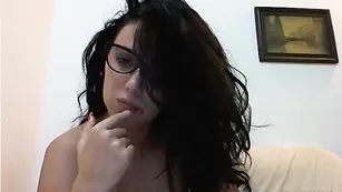 Очкастая Erikka дразнит большими сиськами